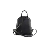 Mochila negra de cuero sintético con textura tejida. Tiene un compartimento principal con cierre, un bolsillo interno con cierre y dos bolsillos abiertos, un bolsillo externo con cierre, correa regulable y herrajes plateados.