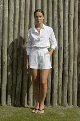 Short blanco con estampado floral, tiro alto y bolsillos laterales.