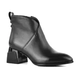 Bota corta de cuero negro con puntera fina y taco cuadrado con detalle metálico.