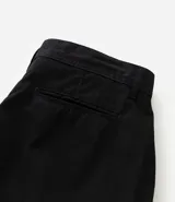 Bermuda masculina de sarga color rosado, con corte recto y bolsillos laterales.