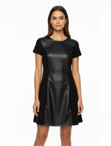 Vestido midi negro con panel frontal de cuero sintético y paneles laterales de tela. De manga corta y escote redondo.