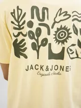 Camiseta color crema con estampado abstracto en la espalda, cuello redondo y manga corta.