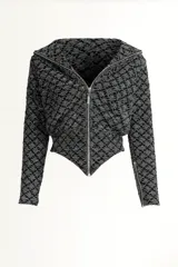 Campera corta de crochet de hilo celeste con negro, con cuello alto, cierre frontal con cremallera y mangas largas con cremalleras en los puños.