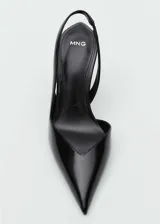 Zapato de vestir negro con punta fina y escote lateral, con tira fina en el talón y tacón de aguja alto.