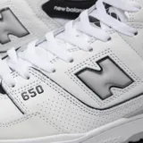 Championes de caña alta New Balance 650, color blanco con detalles en negro y gris.