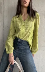 Camisa color verde pistacho con bordado calado de flores, cuello en V y mangas largas abullonadas.