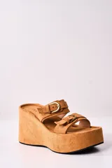 Sandalias color camel con plataforma tipo flatform y dos tiras anchas con hebillas doradas.