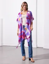 Kimono tejido con estampado geométrico en tonos verde, amarillo y marrón. Tiene mangas amplias estilo japonés y terminación de ruedo con borlas.