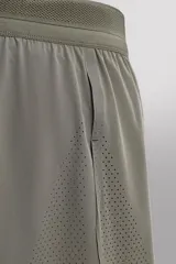 Shorts de running negros confeccionados en tejido técnico ligero y elástico con forro interior.