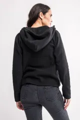 Canguro de micropolar gris, con cierre frontal y diseño moderno.
