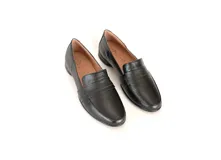 Mocasín de cuero negro con detalle de costuras en el empeine.