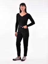 Jeans de mujer color negro lavado, tiro alto, con corte recto o ligeramente cónico y largo al tobillo.