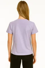 Remera de algodón color crudo con estampado de un labial rojo y texto en color bordó que dice "It's OK to wear lipstick". Corte clásico, cuello redondo y mangas cortas.