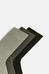Pack de tres pares de calcetines largos de algodón en punto canalé, color verde oliva, verde oscuro y negro.