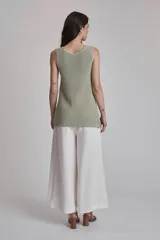 Chaleco negro de punto con cuello redondo y sin mangas.