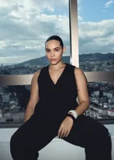 Chaleco negro de vestir con cuello en V, sin mangas y cierre frontal con botones. Presenta dos bolsillos delanteros de ribete y forro interior.