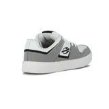 Zapatilla urbana Mormaii modelo Joaca, color gris claro y blanco, de caña baja y estilo skate. Presenta cordones blancos y un logo lateral con un diseño abstracto en negro.