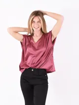 Blusa color arena de mangas cortas y escote en V.