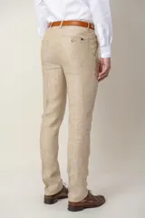 Pantalón de vestir de lino color beige, corte slim fit, con bolsillos laterales y traseros.