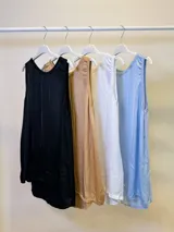 Musculosa negra de satén con cuello redondo y sisas amplias.
