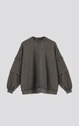 Buzo cuello redondo color gris oscuro con efecto desgastado, costuras expuestas y calce oversize crop.