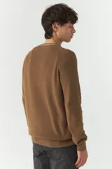 Sweater marrón liso de algodón con cuello redondo y costuras a contratono.