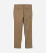 Pantalón de vestir gris, corte slim, con bolsillos laterales tipo cuchillo y cierre con botón y cremallera. Confeccionado en sarga de algodón y elastano.