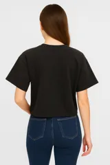 Remera color crema de algodón, manga 3/4, corte holgado y cuello redondo.