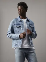 Campera de denim celeste de Calvin Klein, corte slim, con cierre frontal de botones metálicos plateados, bolsillos frontales con solapa abotonada y detalles distintivos de la marca.