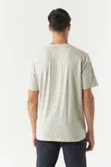 Remera color verde militar con textura a rayas horizontales, cuello redondo y logo bordado en el pecho. Corte clásico.