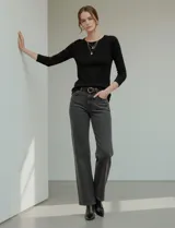 Remera de manga tres cuartos, color negro, confeccionada en modal, con cuello redondo ajustado a la base.