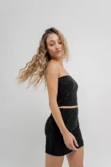 Top strapless plateado con apliques de strass que aportan un efecto brillante tipo glitter.