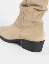 Botas cortas color beige de cuero sintético con suela de goma.