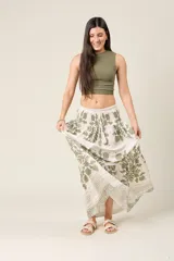 Falda larga color crema con estampado floral en verde oliva, cintura elastizada tipo smock y cordón ajustable con borlas.