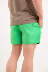 Short de baño verde liso con cintura elástica.