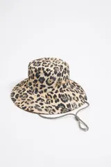 Gorro tipo bucket con estampado animal print de leopardo en tonos beige y negro.