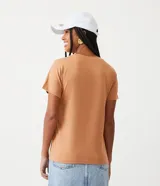 Blusa básica de algodón color tostado, de manga corta con dobladillo y nudo frontal.