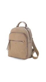 Mochila color caramelo de símil cuero, con dos bolsillos frontales con cierre y bolsillos laterales abiertos. Interior forrado con dos bolsillos con cierre y uno abierto. Tiene asa de mano y correas regulables.