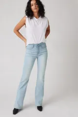 Pantalón de jean celeste de tiro alto, corte ajustado en la cadera y muslos, y acampanado desde la rodilla.