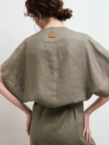 Vestido kimono midi azul con escote en V, mangas cortas amplias y lazo en la cintura.