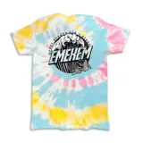 Remera de algodón con estampado tie-dye en tonos celeste, amarillo y rosa. Estampa central con el logo de la marca Emexem, olas y un pez koi.