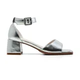 Sandalias plateadas de vestir, con tira ancha sobre los dedos, pulsera con hebilla al tobillo y taco cuadrado.