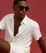 Camisa de manga corta color crema, confeccionada en viscosa con textura de rombos.