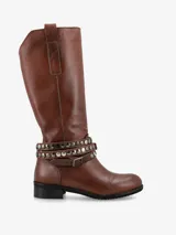Bota media de cuero color marrón con detalle de tachas plateadas y correa ajustable alrededor del tobillo.