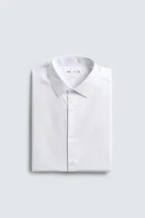 Camisa blanca de manga larga, corte slim fit, con cuello italiano y cierre frontal de botonadura.