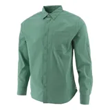 Camisa de popelina color beige, con mangas largas, bolsillo en el pecho y botón para enrollar las mangas.