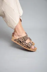 Sandalias bajas con estampado animal print, doble tira con hebilla ajustable y suela plana.