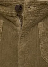 Pantalón de pana color marrón, de corte culotte y tiro alto, con cierre de cremallera y botón, trabillas, dos bolsillos de parche delanteros y dos bolsillos de parche traseros.
