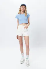 Cropped top ajustado de manga corta y cuello redondo, básico y versátil.