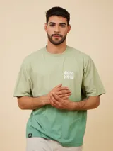 Remera color crema con degradé naranja en la parte inferior y estampa pequeña en el pecho con la frase "Sun & Waves".